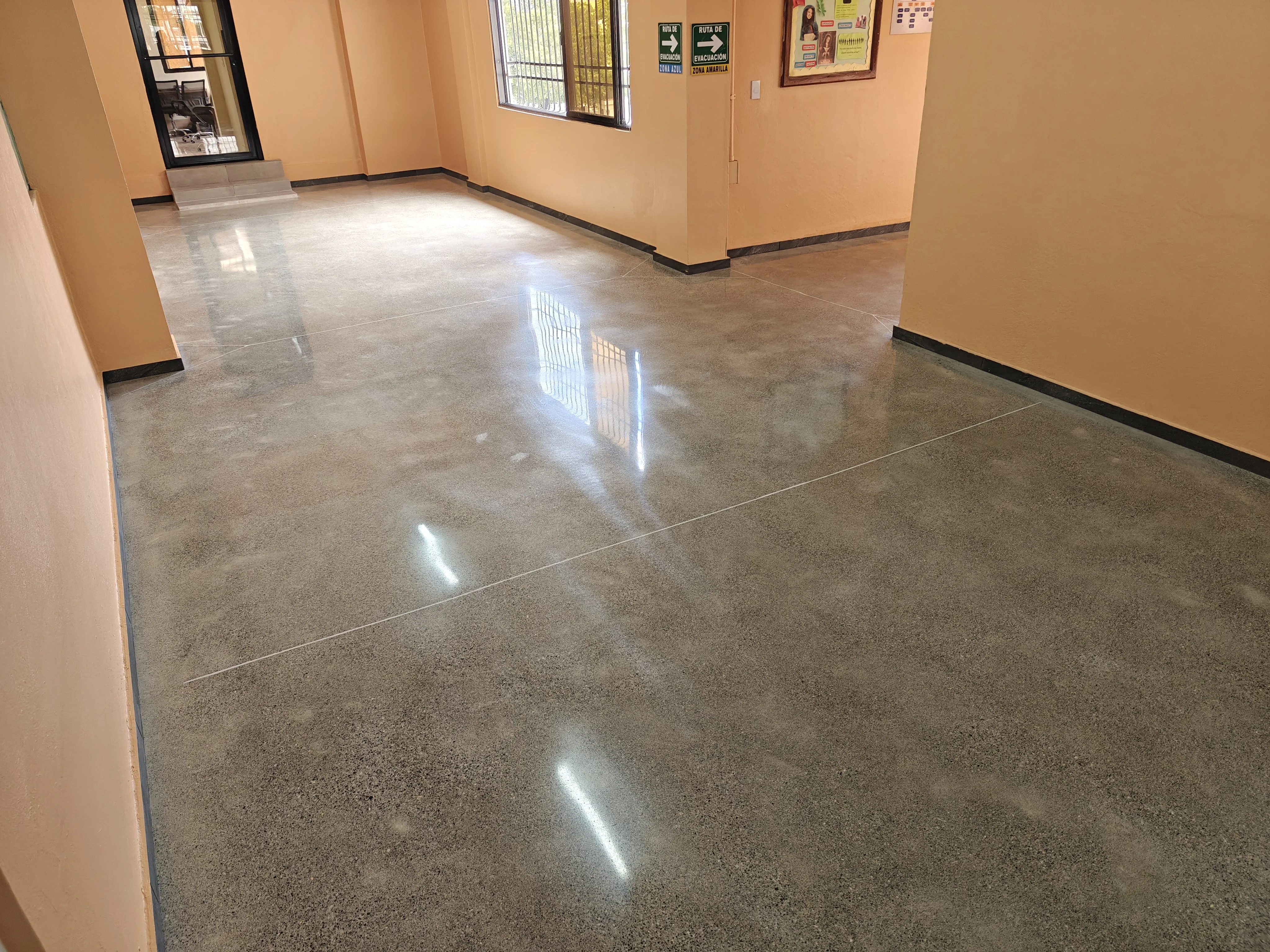 BrightConcrete™ — Piso pulido en área institucional: superficie uniforme, continua y de muy bajo mantenimiento.