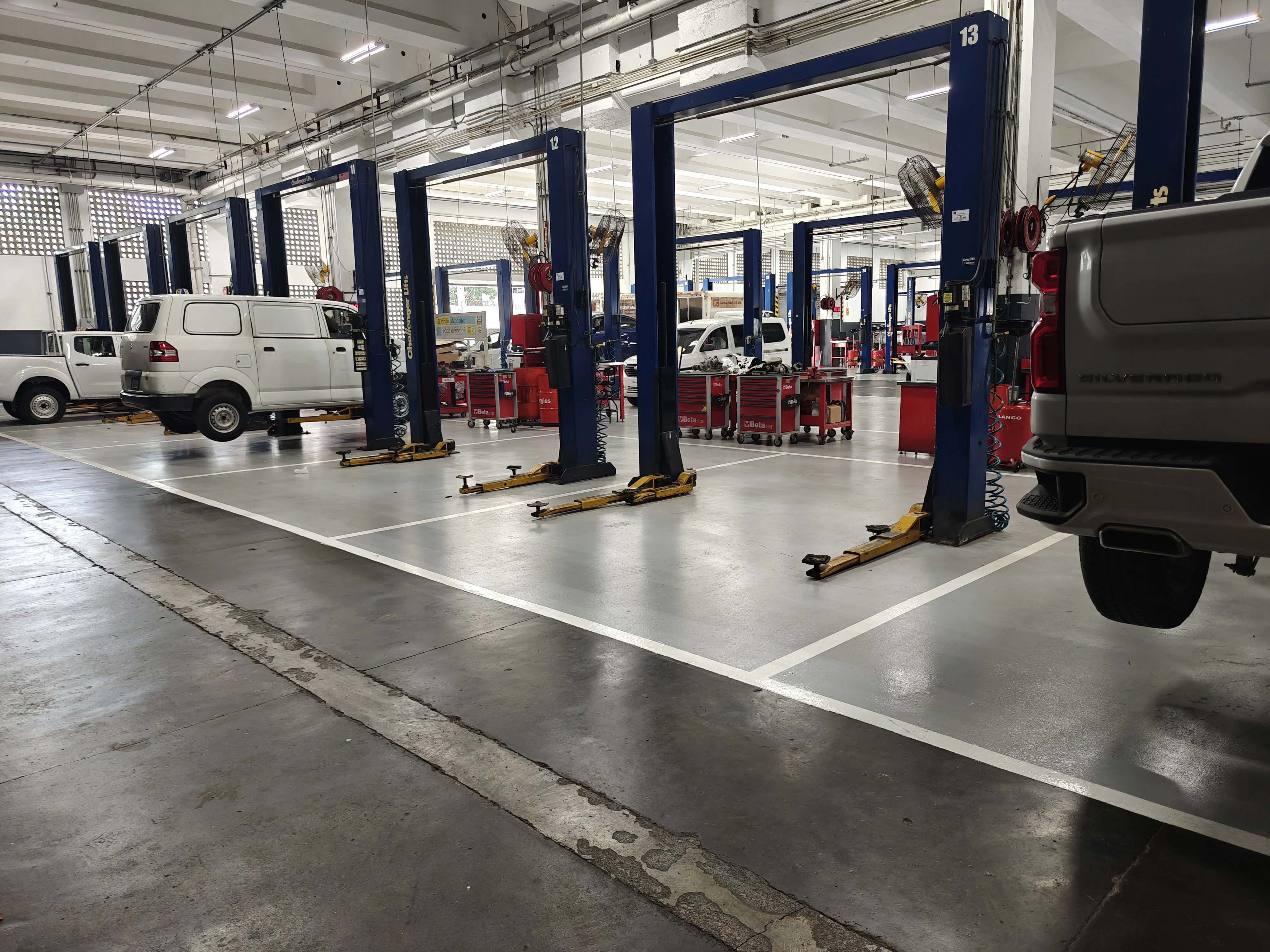 Polyurea — Poliurea en taller automotriz: resiste el tránsito de vehículos, el impacto de herramientas y la exposición a aceites y combustibles.
