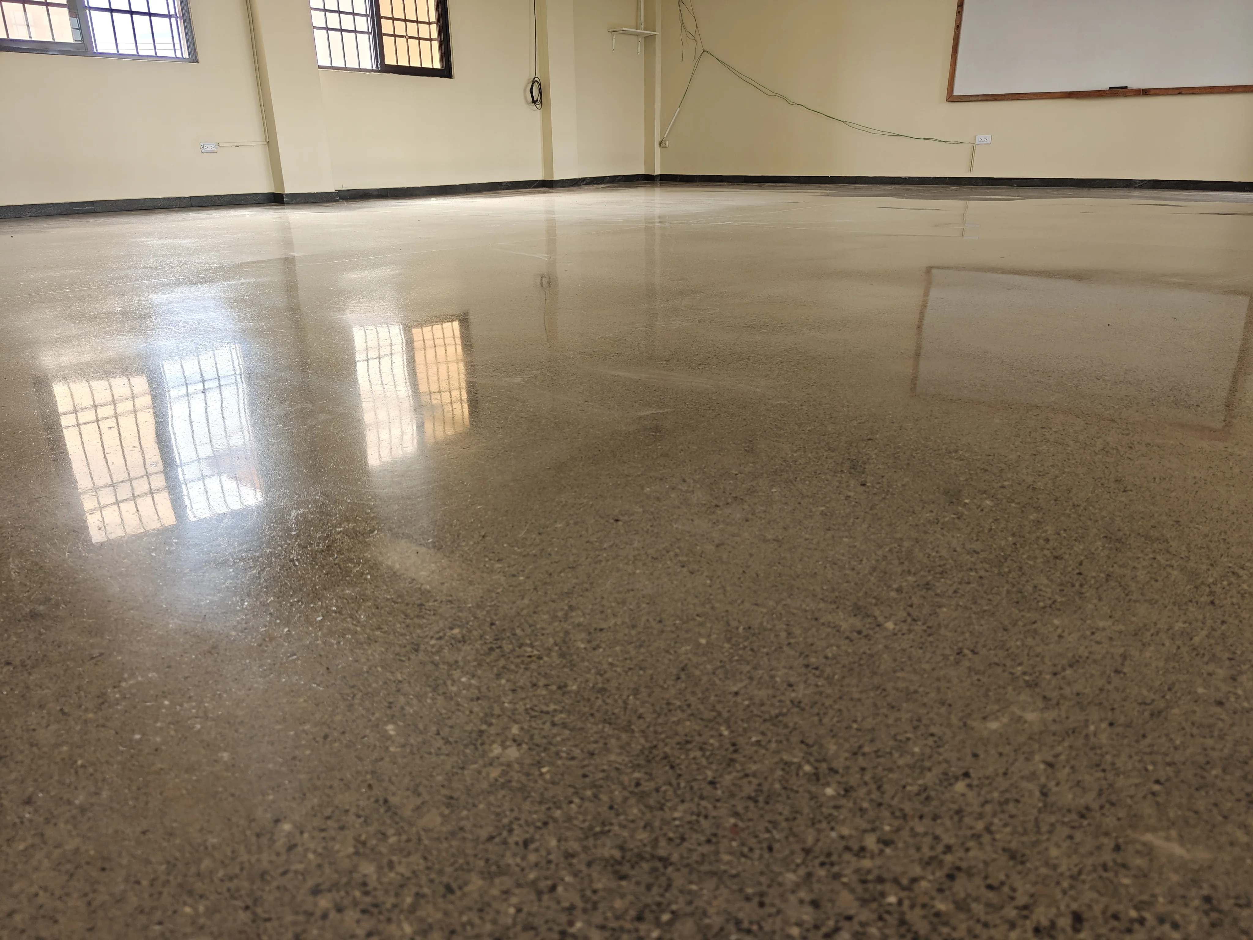 BrightConcrete™ — Aula lista para uso con piso pulido duradero, que no requiere encerado ni recubrimientos adicionales con el tiempo.