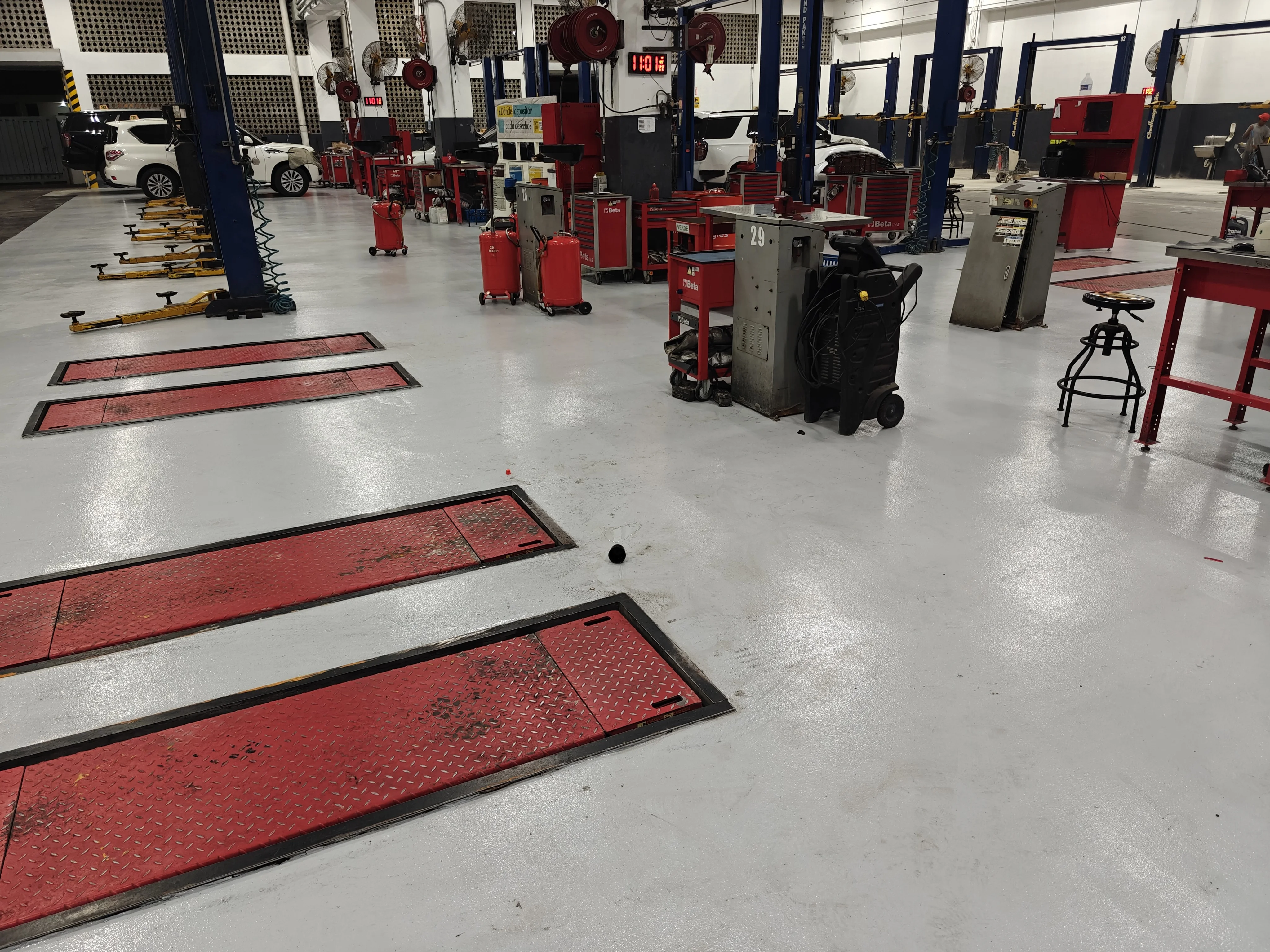 Polyurea — Piso de poliurea terminado en nave industrial: superficie continua y de gran dureza, diseñada para el paso constante de equipos y montacargas.