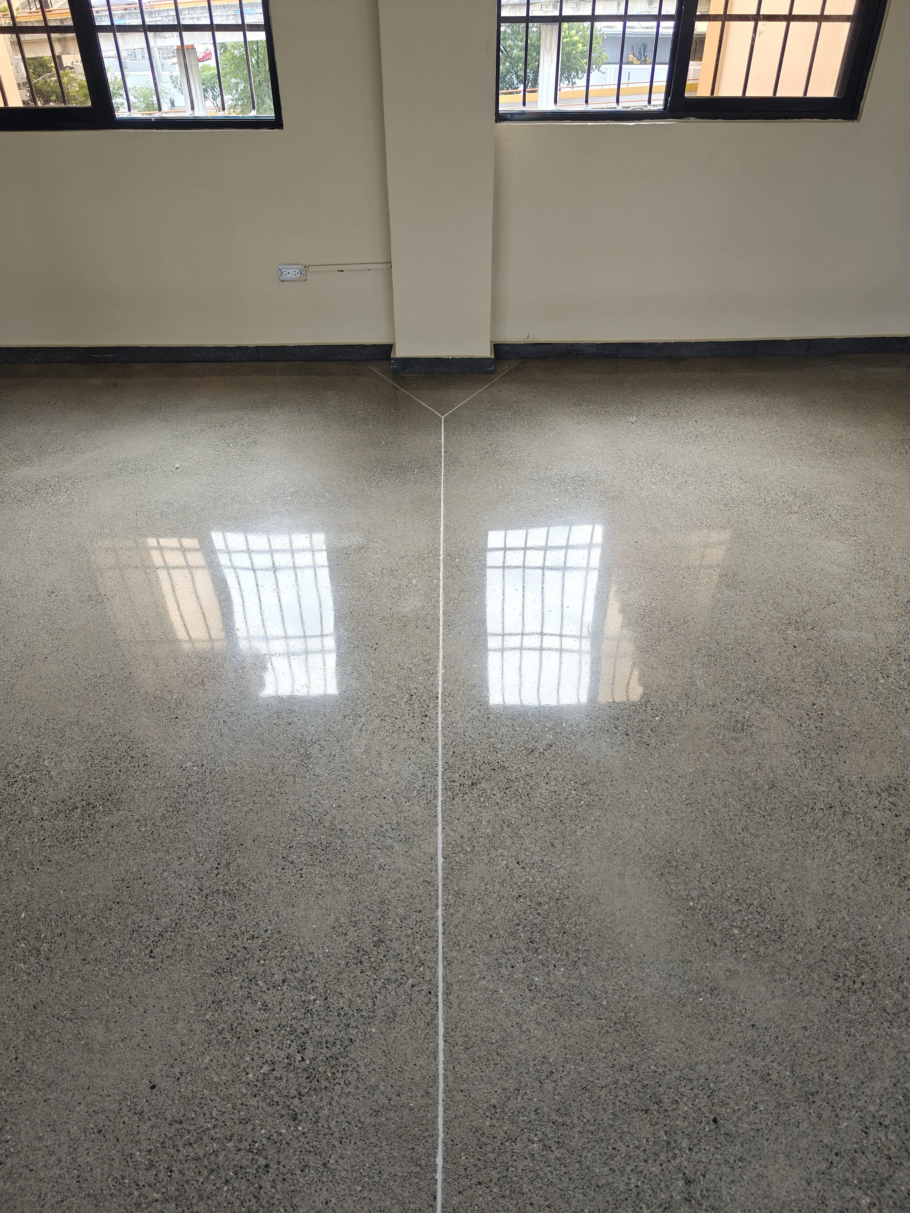 BrightConcrete™ — La superficie pulida funciona como un espejo, realzando la sensación de limpieza y orden del ambiente.